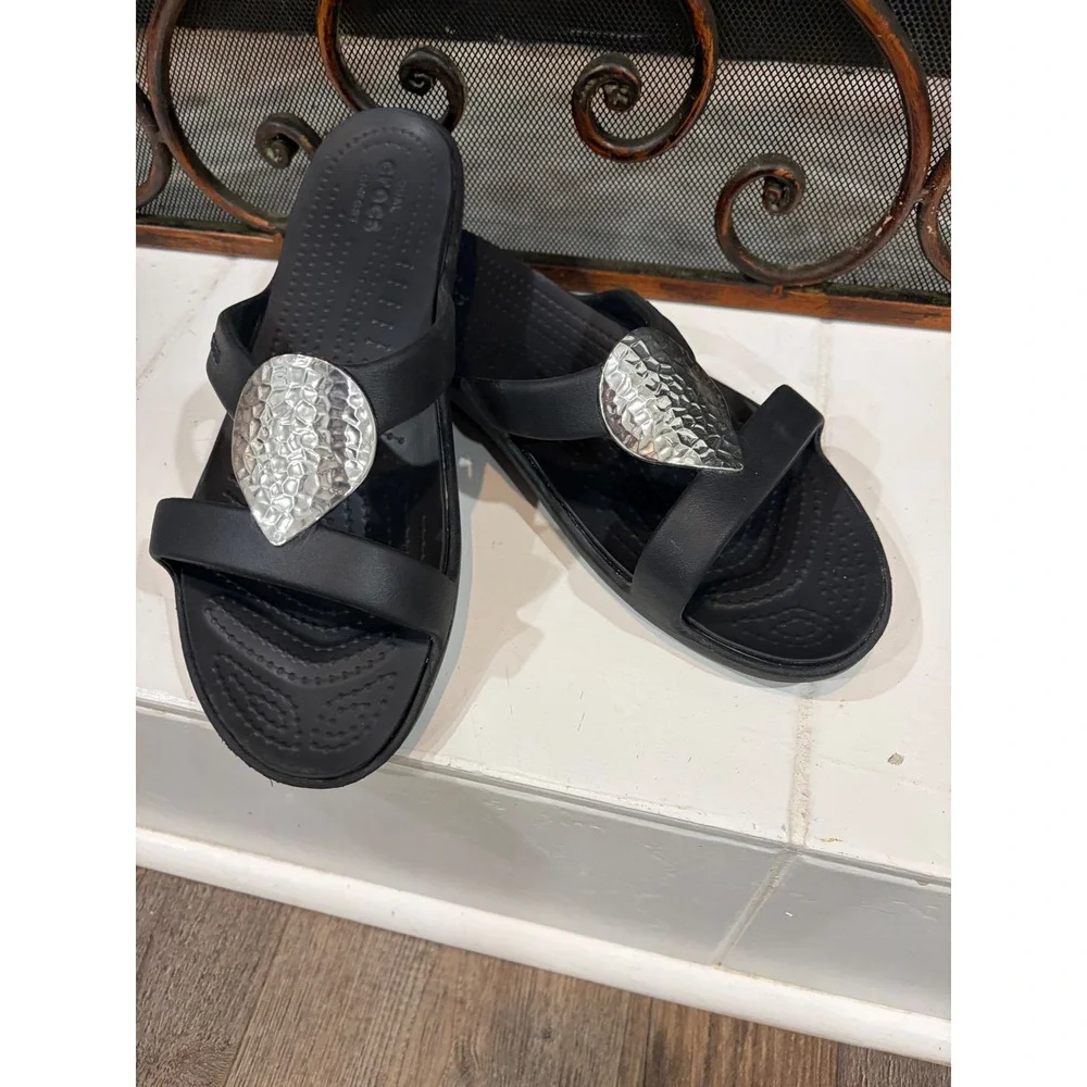 Crocs Sanrah Hammered Circle Wedge Sandals Black Silver Women 11 Beach slide